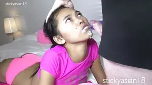 மேகன் சலினாஸ் ஆடைகளை அவிழ்த்து முகத்தை அழகுபடுத்துகிறார்