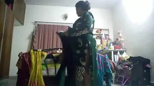 2 Blonde SexBombs FFM த்ரீஸமில் குதத்தை மட்டுமே விரும்புகின்றன