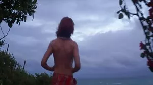 வில்லாவில் நெகிழ்வான லேசிகள் புஸ்ஸியை நக்குகின்றன