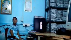 ஐசிஸ் லவ் பெரிய சாக்லேட் குத்தலில் புலம்புகிறார்