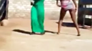 ஹை ஹீல்ஸ் அணிந்த ஹாட் லேடி டீ ஹோட்டல் அறையில் புணர்ந்தாள்
