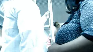 மேகன் ரெயின் கழுதையில் சிக்கினார்